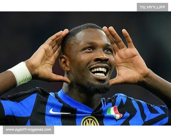 国米客场球迷区挥舞旗帜,图拉姆进球后模仿父亲庆祝 国米客场球迷区挥舞旗帜,图拉姆进球后模仿父亲庆祝